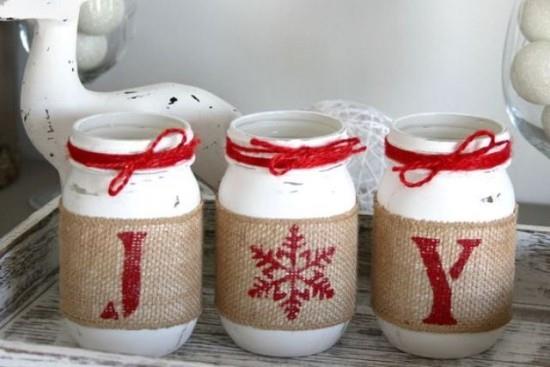 Des idées de décoration de Noël en rouge et blanc pour décorer des pots Mason avec du jute rapidement et facilement