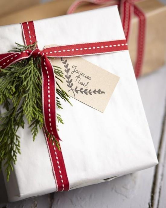Idées de décoration de Noël en rouge et blanc Ruban rouge vert sapin enveloppé