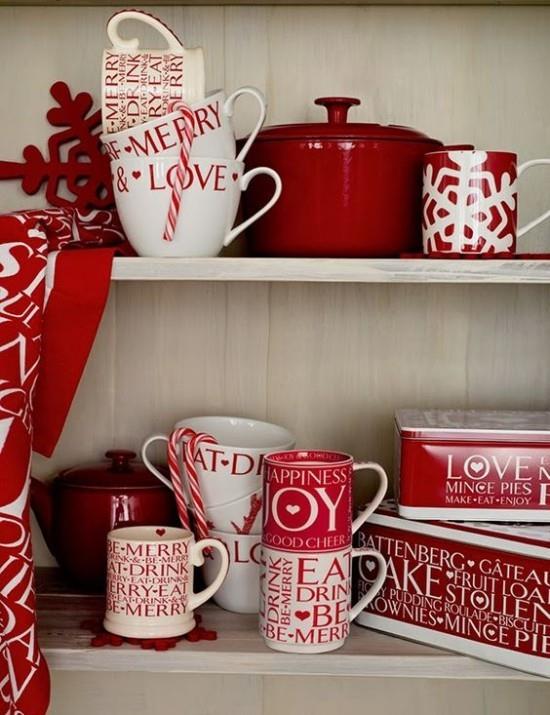 Idées de décoration de Noël dans des tasses d'ustensiles de cuisine rouges et blanches