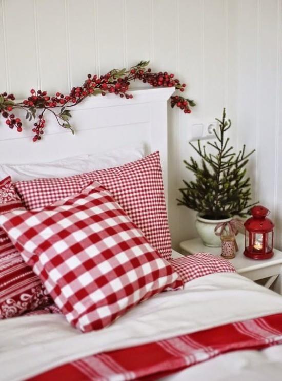 Des idées de décoration de Noël en rouge et blanc décorent les chambres dans un duo de couleurs classique