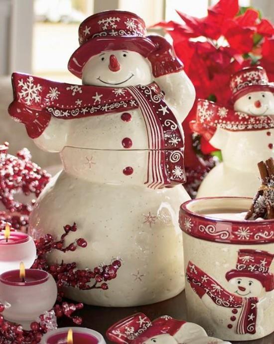 Idées de décoration de Noël en rouge et blanc Bonhomme de neige figure plus d'ornements bougies poinsettia