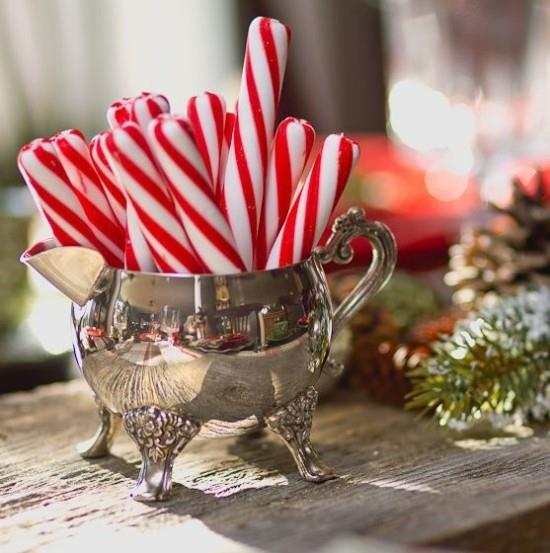 Idées de décoration de Noël en cannes de bonbon rouges et blanches dans un pot d'argent un plaisir de sucer pour les plus petits