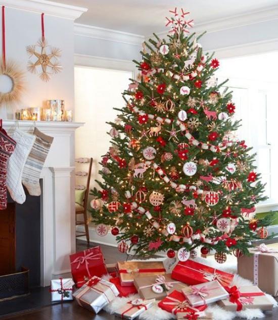 Idées de décoration de Noël dans un sapin de Noël décoré en rouge et blanc avec des cadeaux joliment emballés en dessous