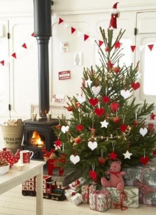 Idées de décoration de Noël en sapin de Noël décoré en rouge et blanc