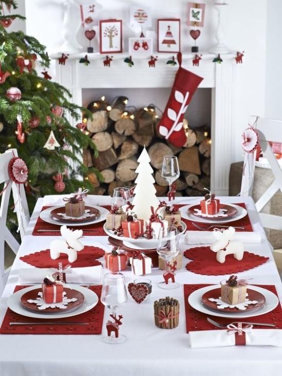 Idées de décoration de Noël dans une table à manger rouge et blanche dressée de façon festive