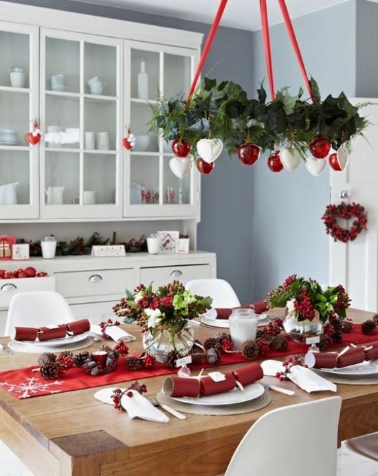 Idées de décoration de Noël en rouge et blanc table dressée de façon festive chemin de table rouge