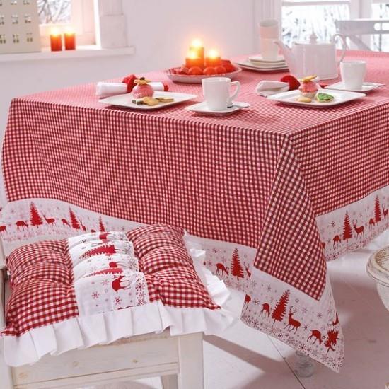 Idées déco de Noël en table de fête rouge et blanc, belle couverture à carreaux, coussin d'assise