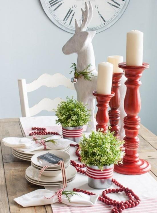 Idées déco de Noël en rouge et blanc dressé table vaisselle blanche bougeoir rouge