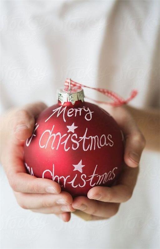 Idées de décoration de Noël en boules de Noël rouges et blanches avec lettrage