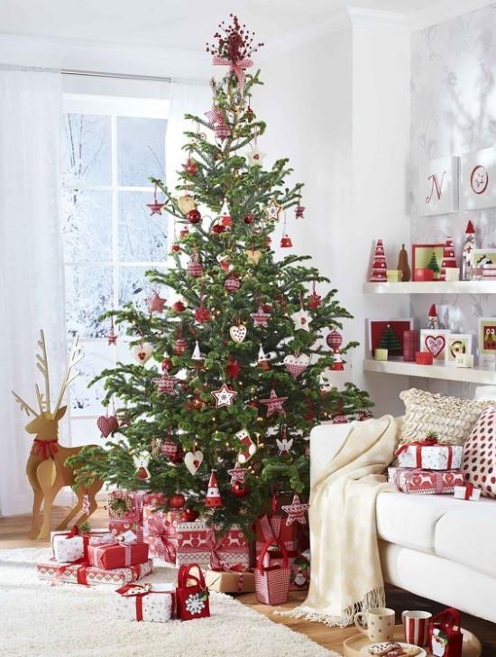 Idées de décoration de Noël en sapin de Noël joliment décoré en rouge et blanc