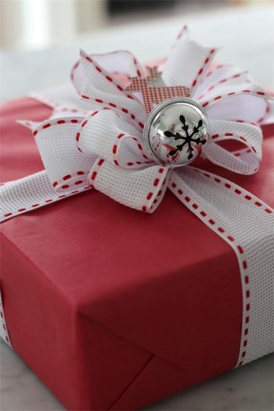 Idées de décoration de Noël en rouge et blanc joliment emballé cadeau papier rouge noeud blanc