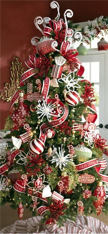 Idées de décoration de Noël en rouge et blanc de belles décorations d'arbres de Noël luxuriantes
