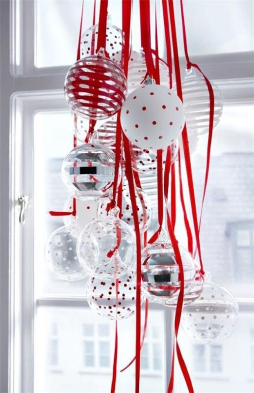 Idées de décoration de Noël en rouge et blanc de nombreuses décorations de guirlandes de boules de Noël devant la fenêtre
