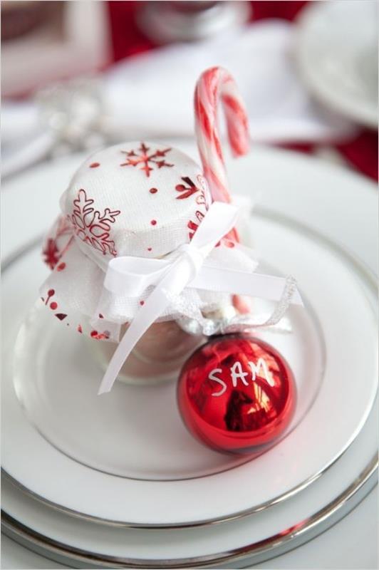 Idées de décoration de Noël en rouge et blanc plats blancs boule rouge canne en bonbon