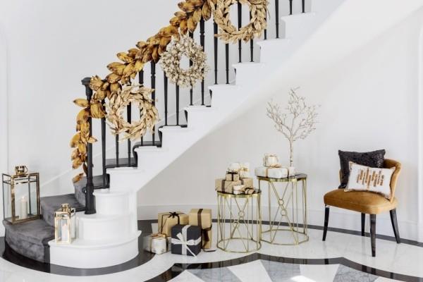 Odświętnie udekoruj schody świątecznymi dekoracjami