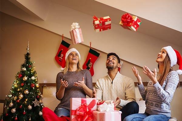 Hôte de fête de Noël Fête de Noël Jouer avec des cadeaux