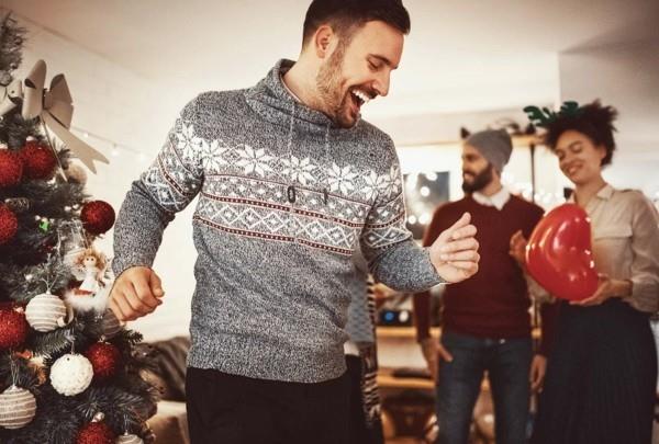 Hôte de fête de Noël Jeux de fête de Noël danser et chanter