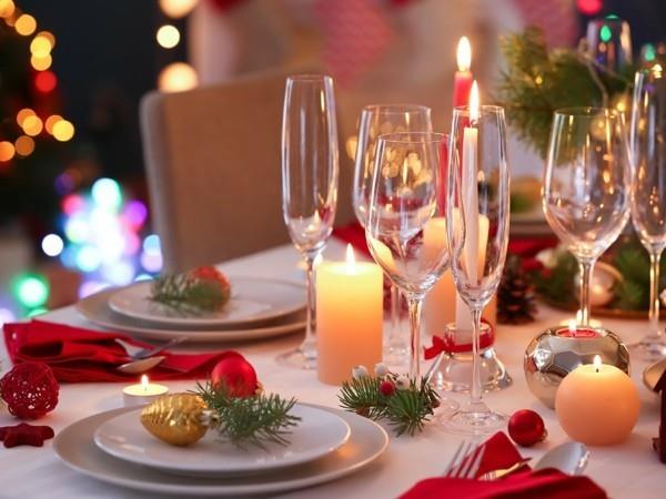 Organiser la fête de Noël Décorer la table de fête pour la fête de Noël