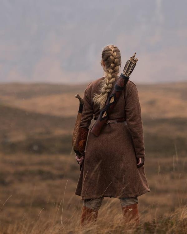 Coiffures vikings pour femmes et hommes, inspirées des arcs et flèches de la culture nordique