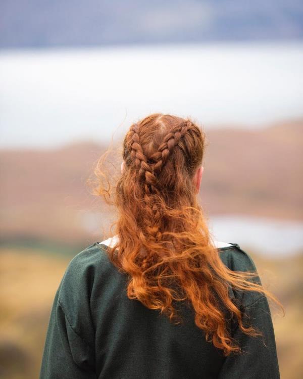 Coiffures vikings pour femmes et hommes, inspirées de la culture nordique moitié haut moitié bas avec tresse rouge