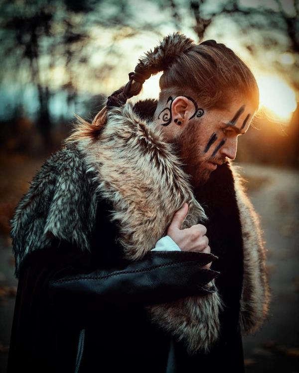 Coiffures vikings pour femmes et hommes, inspirées de la coiffure pour hommes de la culture nordique avec tresse en queue de cheval