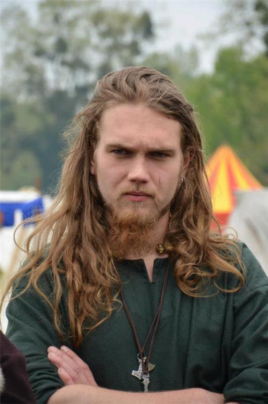 Coiffures vikings pour femmes et hommes, inspirées de la culture nordique homme aux longs cheveux blonds