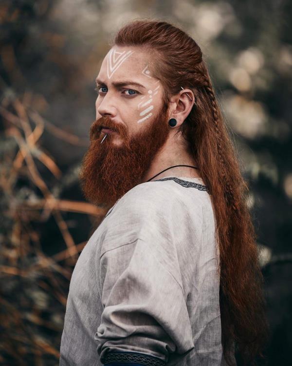 Coiffures vikings pour femmes et hommes, inspirées de la culture nordique cheveux longs barbe rouge historiquement vrai
