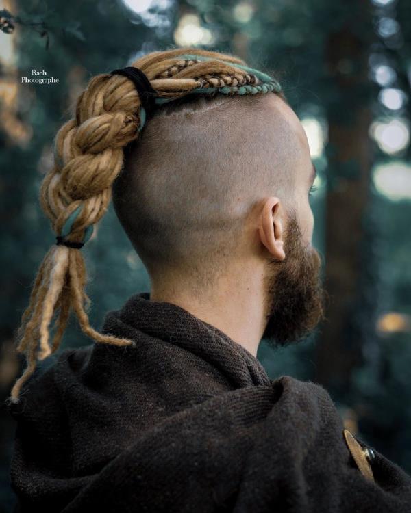 Coiffures vikings pour femmes et hommes, inspirées de la culture nordique que les hommes redoutent de la coiffure mohawk
