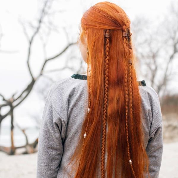 Coiffures vikings pour femmes et hommes, inspirées de la culture nordique cheveux roux avec de longues tresses