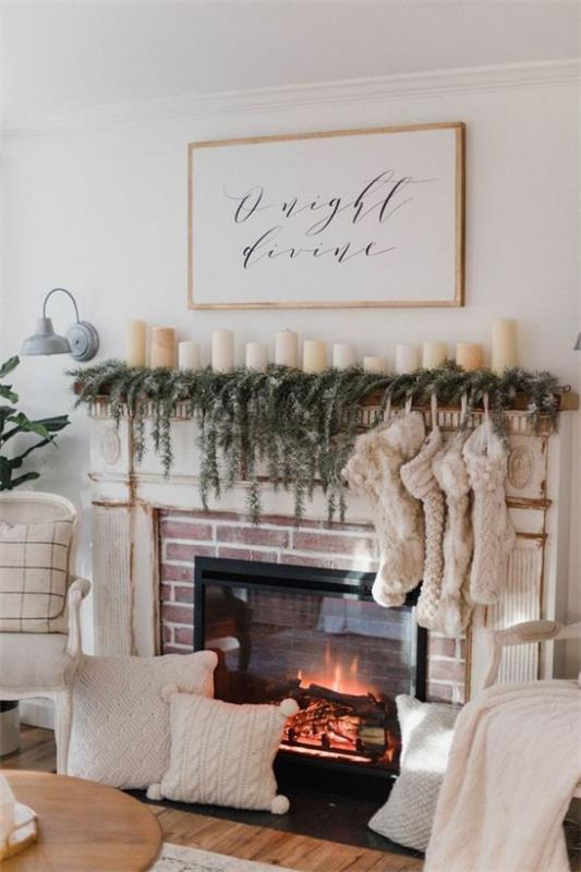 Décoration d'hiver dans le salon cheminée brûlante Santa Claus bas quelques bougies blanches vert pin oreillers blancs