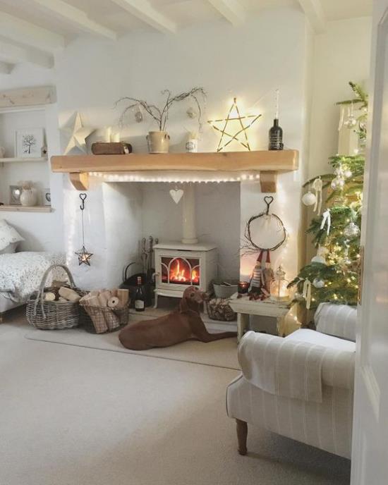 Décoration d'hiver dans le salon chien poêle brûlant devant elle décorée tout autour et illumine une atmosphère chaleureuse et cosy