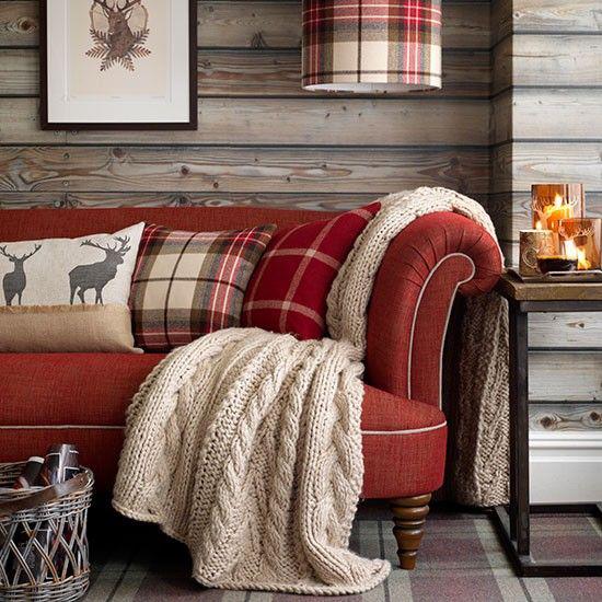Décoration d'hiver dans le salon couverture tricotée à la main en coussins de canapé rouge beige look cosy et rustique