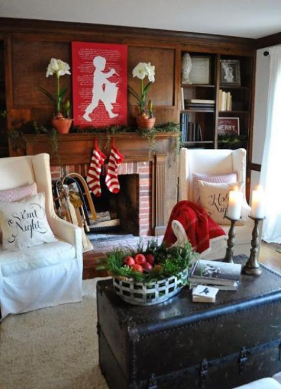 Décoration d'hiver dans le salon combinaison de couleurs classique blanc rouge vert blanc housse de fauteuil vert naturel un peu rouge près de la cheminée