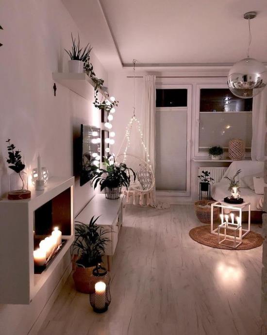 Décoration d'hiver dans le salon éclairage correct bougies guirlandes lumineuses créent une atmosphère très romantique