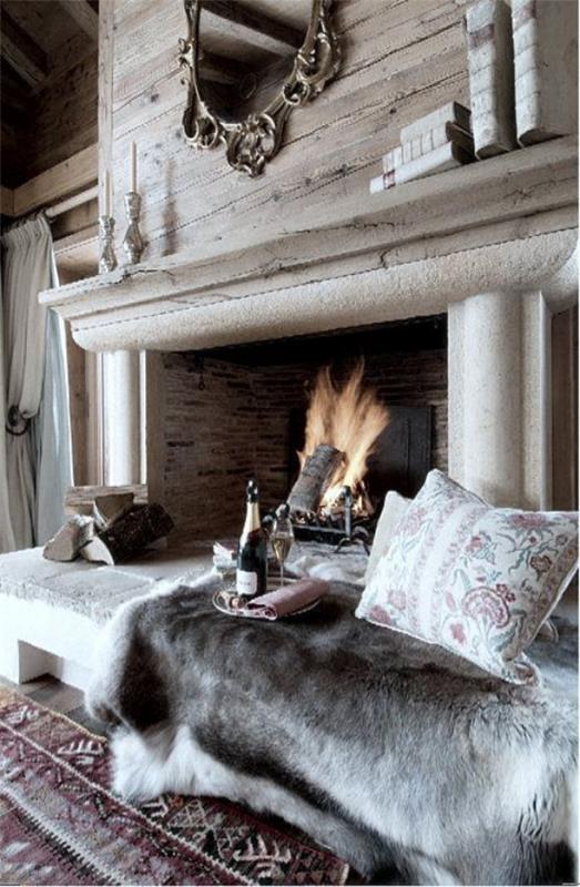 Décoration d'hiver dans le salon, grand banc de cheminée de style rustique devant lui, coussins en fourrure douce pour un temps réel