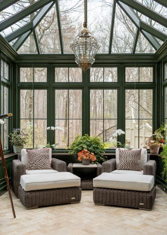 Jardin d'hiver pour se blottir avec meubles de jardin ranger deux fauteuils en osier coussins moelleux ameublement cosy en harmonie avec la nature
