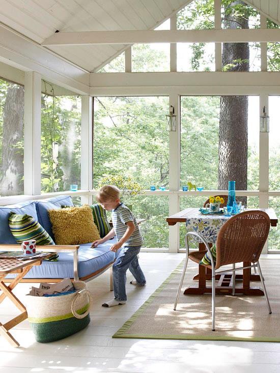 Jardin d'hiver pour câliner l'enfant mobilier simple canapé table chaise beaucoup de soleil atmosphère chaleureuse