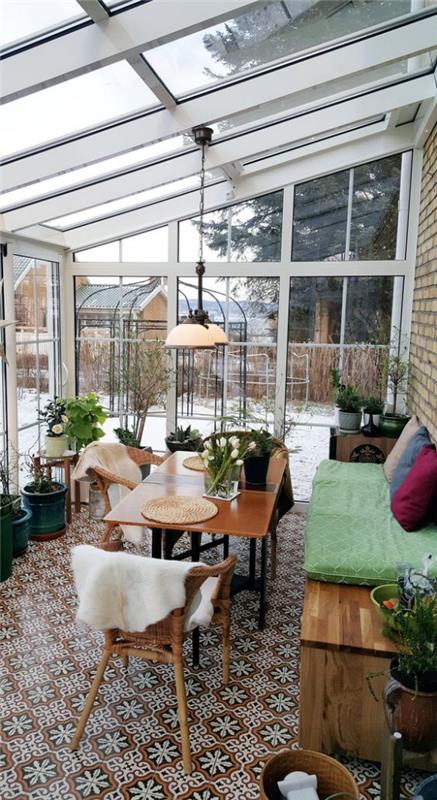 Conservatoire pour se blottir contre de vieux meubles sol mosaïque canapé table plantes en pot