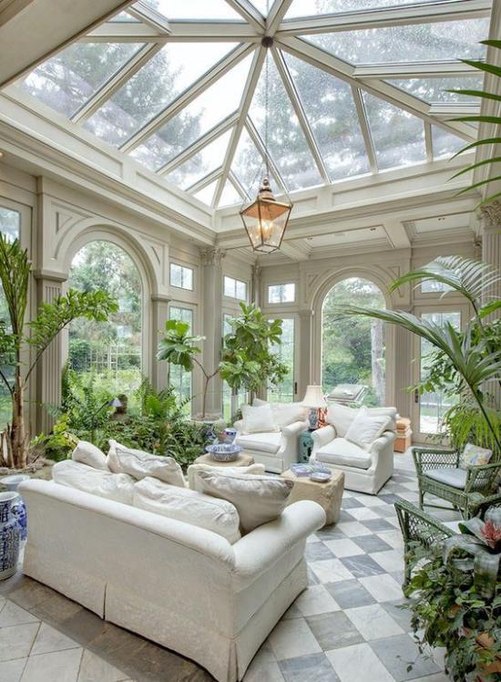 Jardin d'hiver pour se blottir dans une atmosphère chaleureuse et chaleureuse meubles rembourrés lumineux canapé fauteuil coussins moelleux de nombreuses plantes vertes en hiver