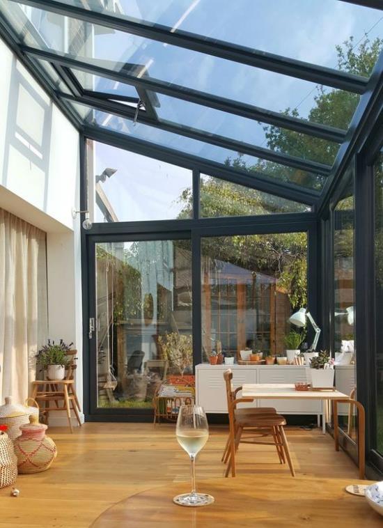 Jardin d'hiver pour se blottir dans un petit bureau à domicile chic, ensoleillé et lumineux invitant