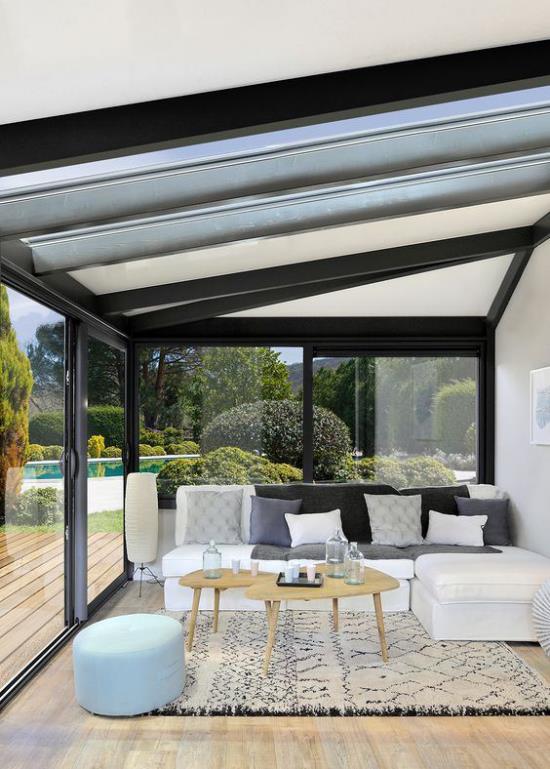 Jardin d'hiver pour câliner des meubles pratiques aux couleurs pastel claires canapé gris blanc tapis moelleux
