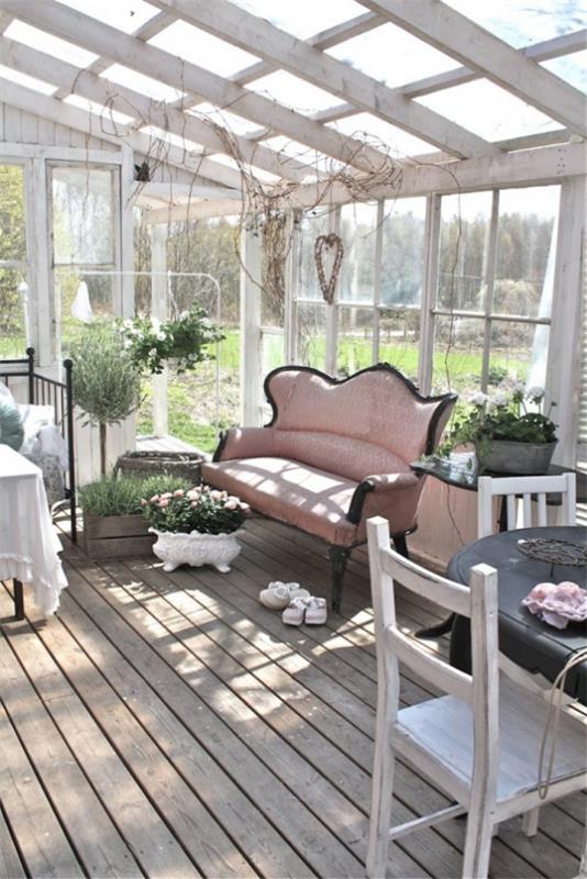 Jardin d'hiver pour se blottir contre une table de canapé rose plantes vertes en pot mobilier simple atmosphère agréable