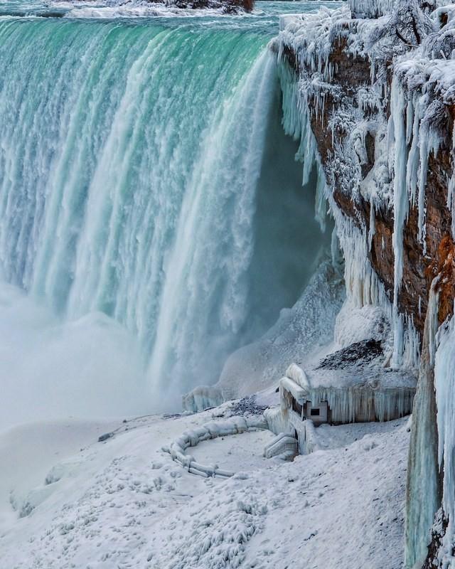 Winter Wonderland Niagara Falls en hiver eau gelée de nombreux glaçons