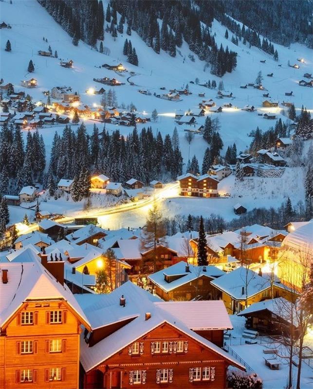 Pays des merveilles d'hiver beaucoup de lumières de neige village alpin Adelboden en Suisse en hiver