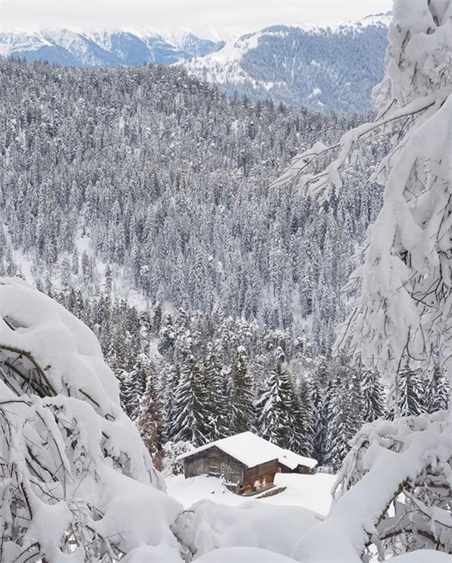 Pays des merveilles d'hiver beaucoup de neige Station de ski suisse Laax