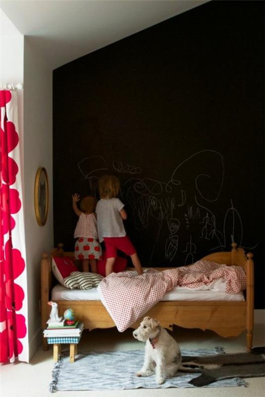 Peindre les murs, couleur tableau noir, chambre d'enfant, lit, chien, mur d'accent noir