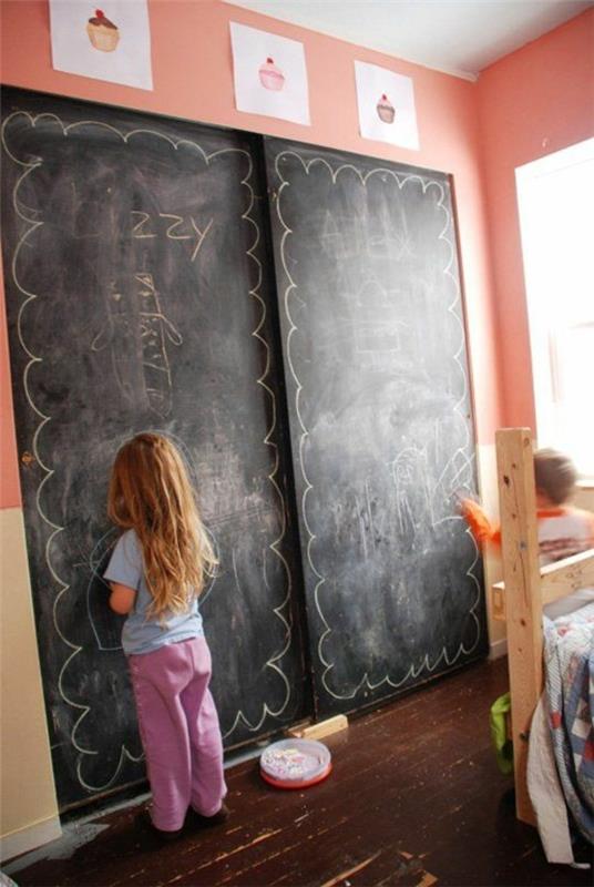 Peindre les murs, peindre le tableau noir, peindre le mur de la chambre des enfants à la craie