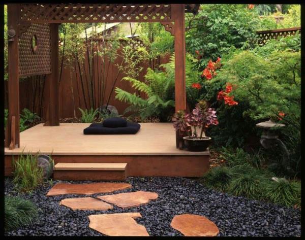 Créer et concevoir un jardin de yoga.Plateforme en bois, beaucoup de verdure, de fleurs, de pierres, à l'abri des regards, calme, intime