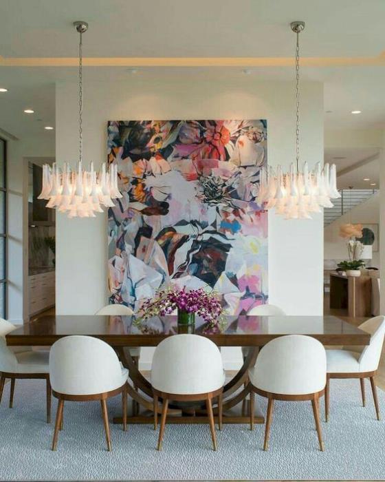 Design de chambre contemporain, salle à manger décoration murale très élégante, lampes suspendues accrocheuses