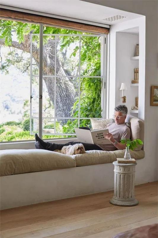 Design d'intérieur contemporain coin de fenêtre confortable endroit confortable pour lire belle vue sur le jardin